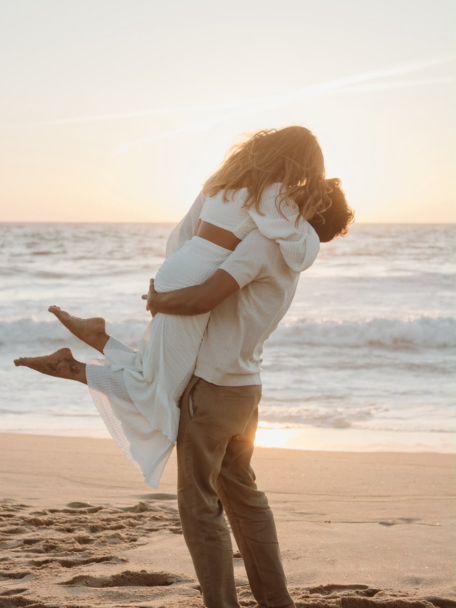 Casal na praia ao pôr do sol