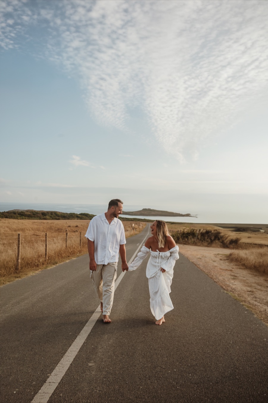 Sílvia Marisa e Miguel Baltazar juntos numa estrada junto ao mar
